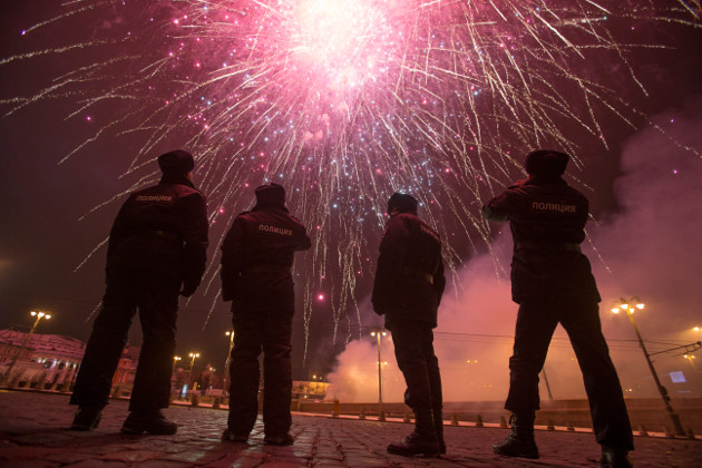 Υποδοχή στο 2016 με πυροτεχνήματα και… αστυνομία [εικόνες]