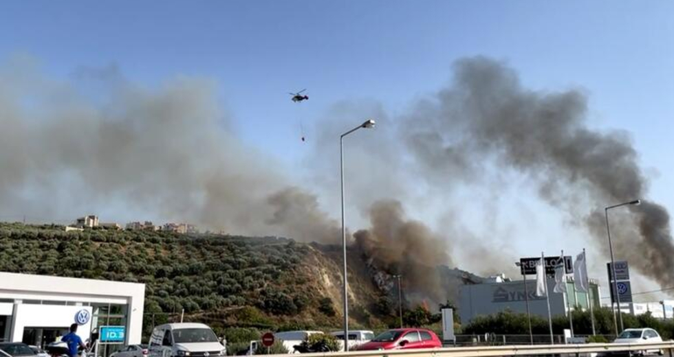 Μεγάλη κινητοποίηση της πυροσβεστικής για φωτιά λίγο έξω από το Ηράκλειο