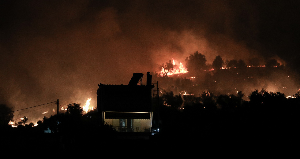 Μαίνεται το μεγάλο πύρινο μέτωπο στην Κορινθία με διάσπαρτες εστίες