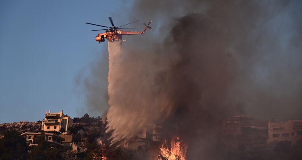 Στο έλεος της πύρινης κόλασης και του 112 η χώρα