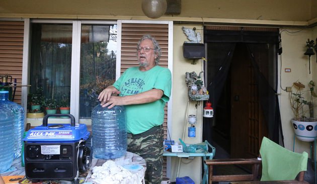 «Σκόνη, ό,τι μου είχε μείνει από τους γονείς μου έγινε σκόνη…»