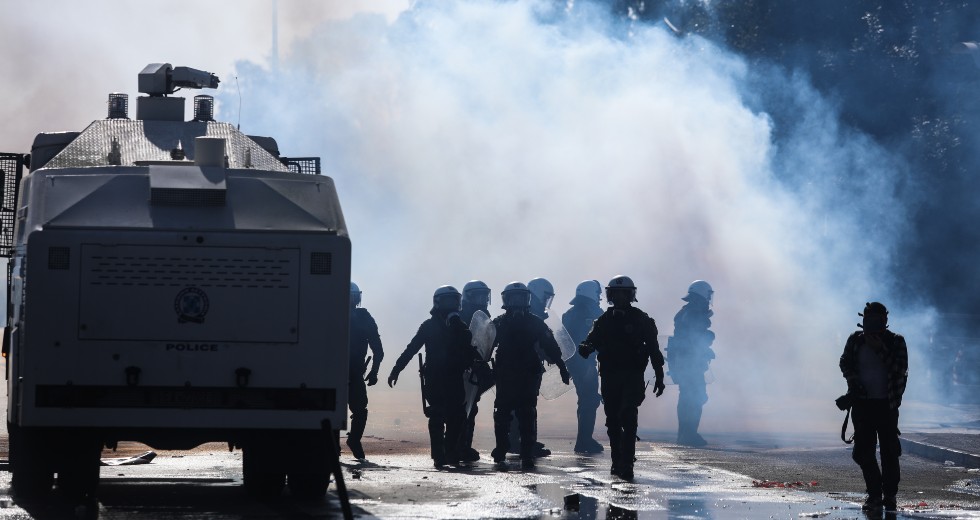 Το καλοκαίρι τους έλεγαν ήρωες, τώρα τους έπνιξαν στα χημικά