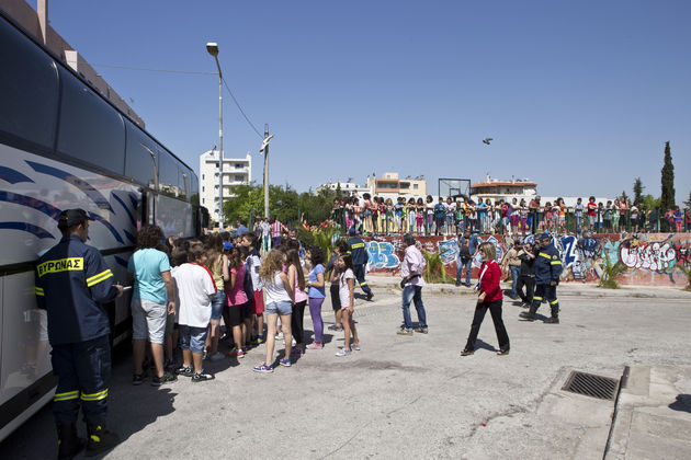 Τα παιδιά παίζουν και μαθαίνουν
