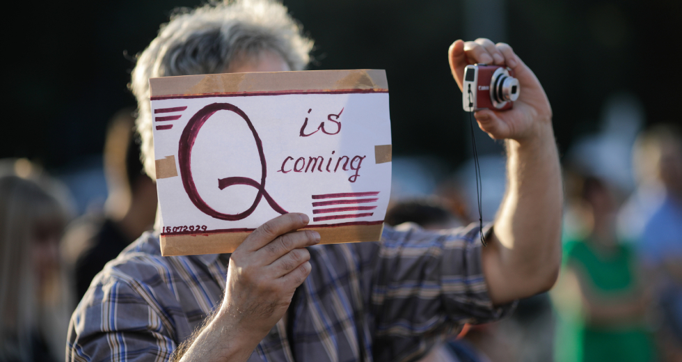 QAnon: ένα επικίνδυνο παγκόσμιο φόρουμ συνωμοσιολογίας