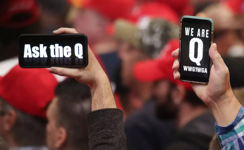 QAnon: ένα επικίνδυνο παγκόσμιο φόρουμ συνωμοσιολογίας