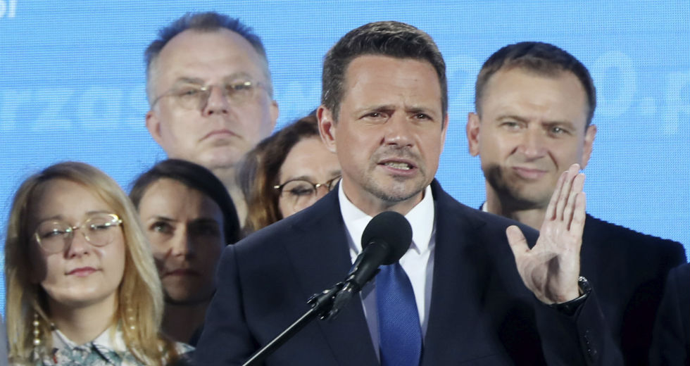 Πολωνία: Απαγόρευση υιοθεσίας παιδιών από ζευγάρια ομοφύλων προωθεί ο πρόεδρος