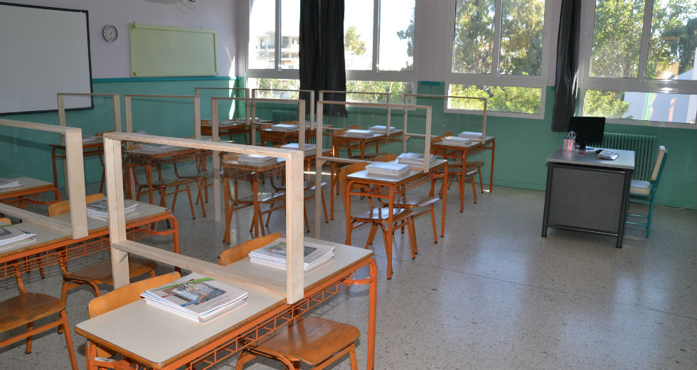 Με πλεξιγκλάς «καλύπτει» ο δήμος Ραφήνας την κρατική αδιαφορία στα σχολεία