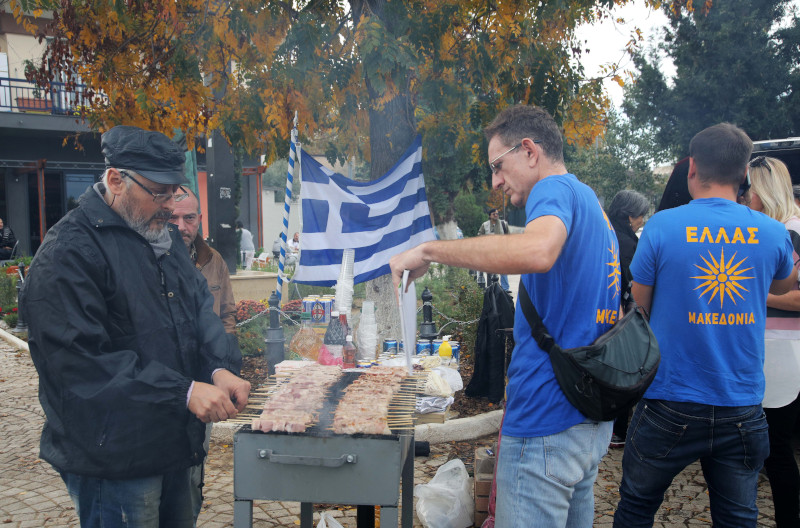 Λίγες δεκάδες στο προκλητικό ρατσιστικό μπάρμπεκιου
