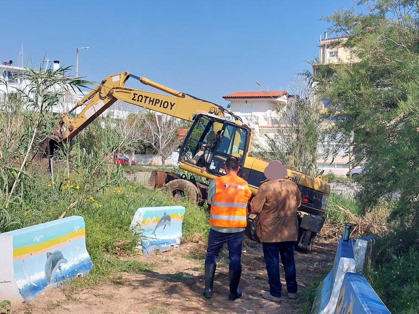 Μπουλντόζες καταστρέφουν το Μεγάλο Ρέμα στη Ραφήνα