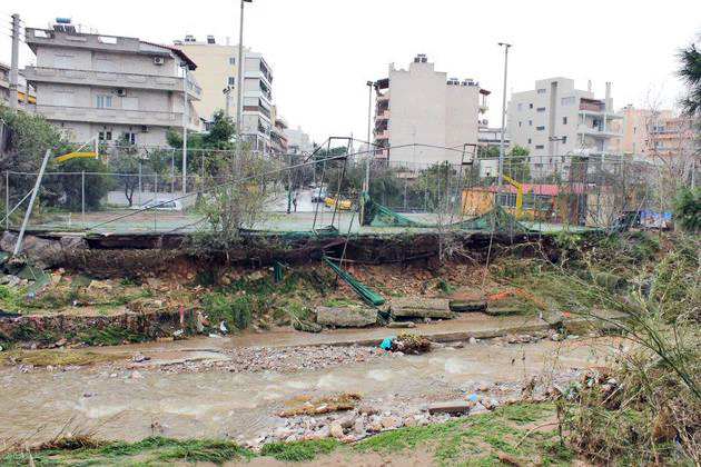 Μετά το μπάζωμα, κόβουν και τα δέντρα
