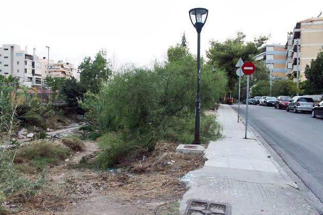 Η Περιφέρεια «ξεγλιστρά» από τις διαδικασίες για το ρέμα της Πικροδάφνης