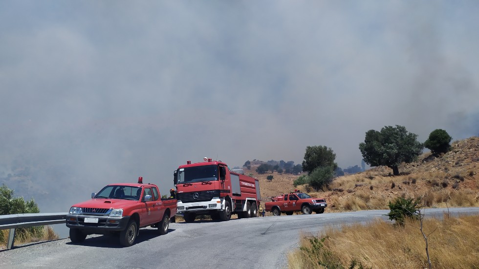 Μάχη με τις αναζωπυρώσεις στο νότιο Ρέθυμνο – Εκκενώνονται χωριά