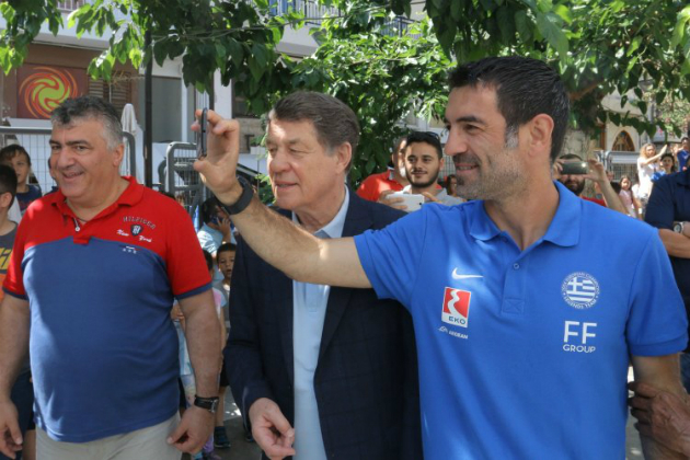 Ηράκλειο: Επίσκεψη σε μαθητές… πριν την σέντρα