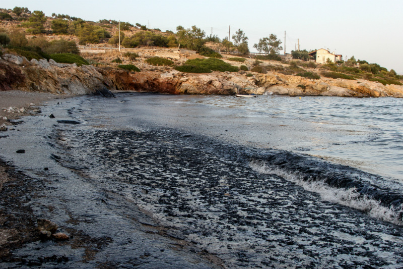 Προς Πειραϊκή και Φρεαττύδα η πετρελαιοκηλίδα