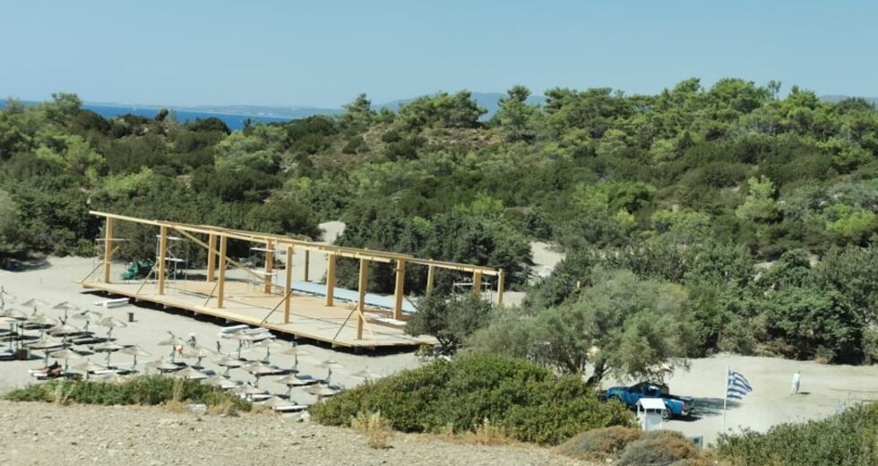 Αυθαίρετο τερατούργημα στην παραλία Γλύστρα της Ρόδου