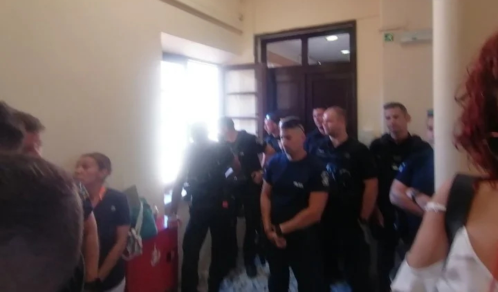 Επιστρατεύθηκαν… ασθενοφόρα και ισχυρές αστυνομικές δυνάμεις για τον «πόλεμο» της ξαπλώστρας στη Ρόδο