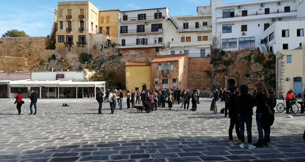 Χανιά: Συγκέντρωση και παρέμβαση με πανό για τη Rosa Nera