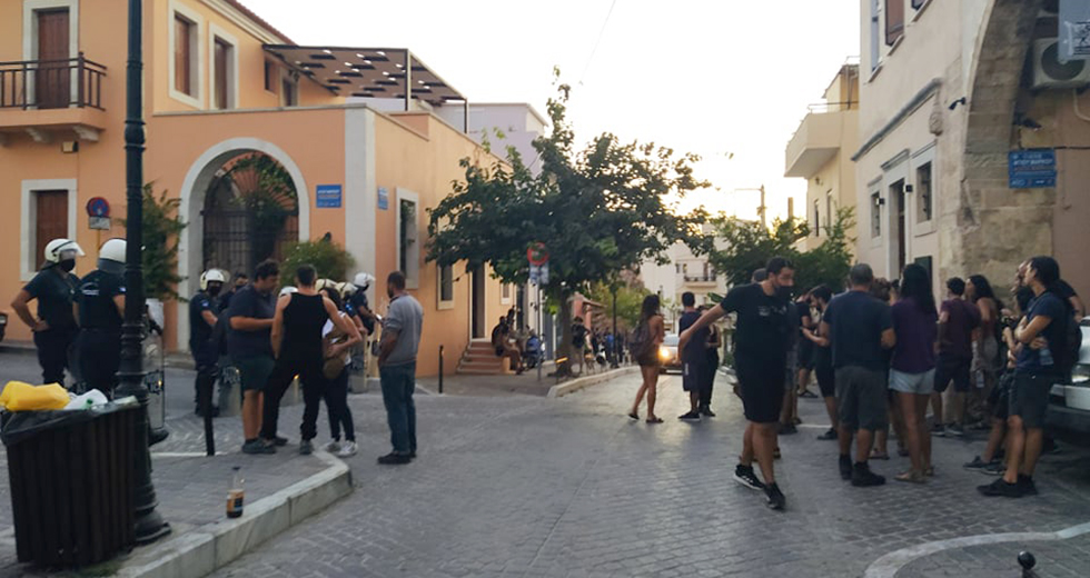 Χανιά: Εισβολή των ΜΑΤ στην κατάληψη Rosa Nera – Τραυματίστηκε δημοσιογράφος (βίντεο)