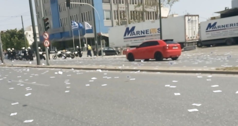 Δεκάδες προσαγωγές για τα τρικάκια έξω από τα γραφεία της Ν.Δ.