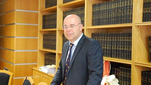 Συμβολαιογράφοι εναντίον κινημάτων
