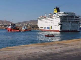 Με τη βοήθεια ρυμουλκών στο Πέραμα το «Ελευθέριος Βενιζέλος»
