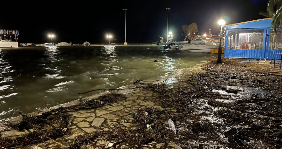 «Τους πήρε και τους σήκωσε» στην Πρέβεζα – Στον «αέρα» σχολείο στην Άρτα