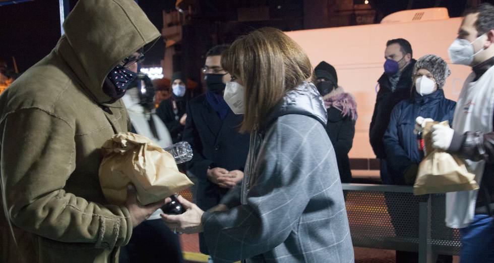 Η Κατ. Σακελλαροπούλου μοίρασε φαγητό σε άστεγους στο λιμάνι του Πειραιά