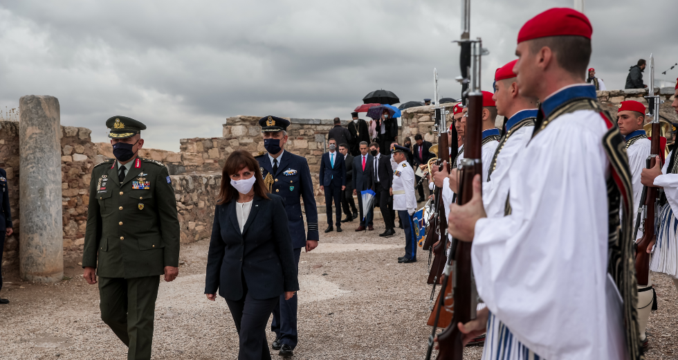 Σε βροχερό κλίμα ο εορτασμός της 77ης επετείου «αποτίναξης» του ναζιστικού ζυγού