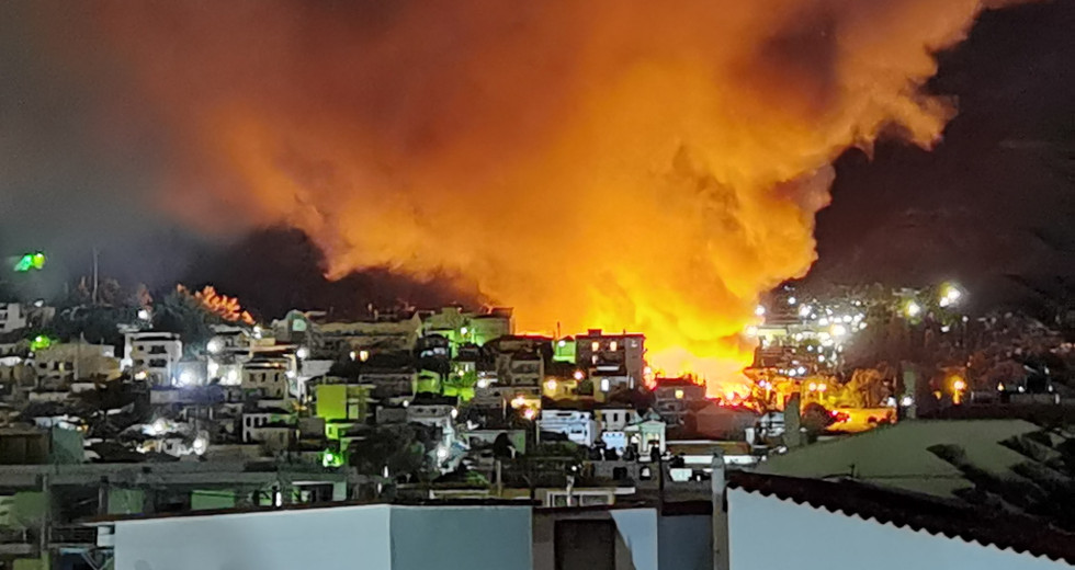 Μεγάλη πυρκαγιά στο ΚΥΤ της Σάμου