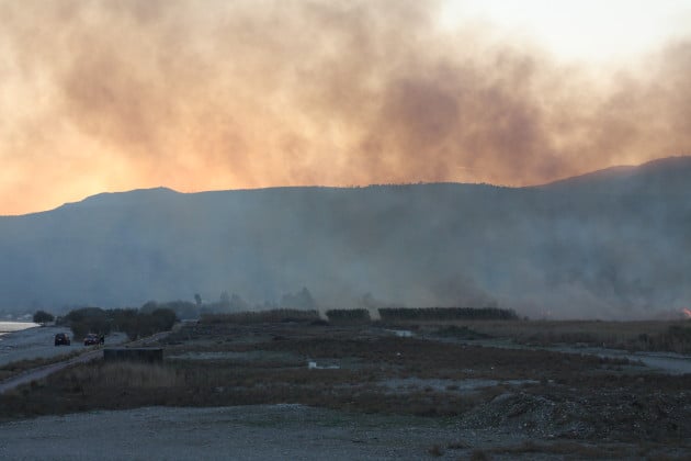 Χειμωνιάτικη φωτιά σε καλαμιώνα στη Σάμο