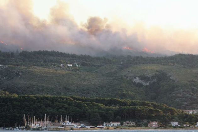 Σάμος: Μάχη με τις φλόγες στα δύο τα κύρια μέτωπα της φωτιάς
