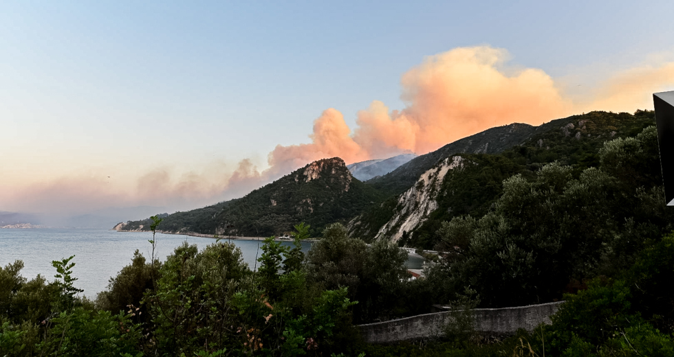Δύσκολη νύχτα για τη Σάμο – Μαίνεται η μάχη με το πύρινο μέτωπο