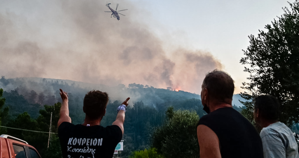 Δύσκολη νύχτα για τη Σάμο – Μαίνεται η μάχη με το πύρινο μέτωπο
