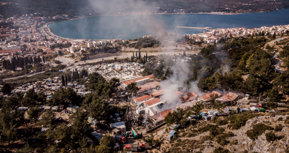 Υπό έλεγχο η φωτιά στο στρατόπεδο προσφύγων της Σάμου