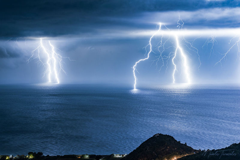 Εντυπωσιακές εικόνες από τους κεραυνούς στη Σάμο
