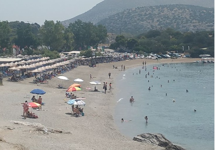 Μαίνεται η μάχη της ξαπλώστρας