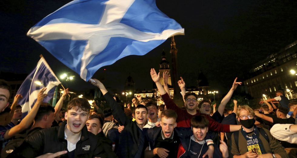 Ξέφρενο γλέντι για τους Σκοτσέζους
