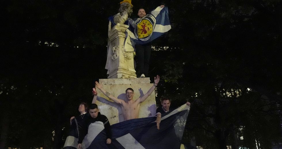 Ξέφρενο γλέντι για τους Σκοτσέζους