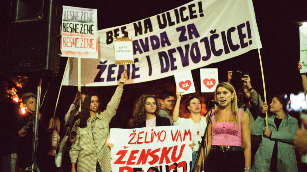 Οι γυναίκες της Σερβίας βροντοφωνάζουν: Ως εδώ!