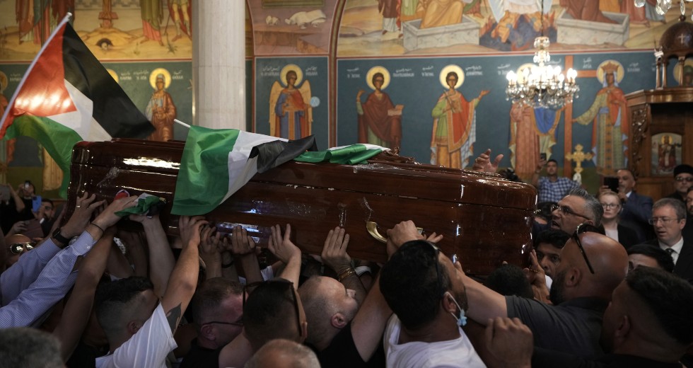 Άγρια καταστολή στην κηδεία της Παλαιστίνιας δημοσιογράφου στην Ιερουσαλήμ