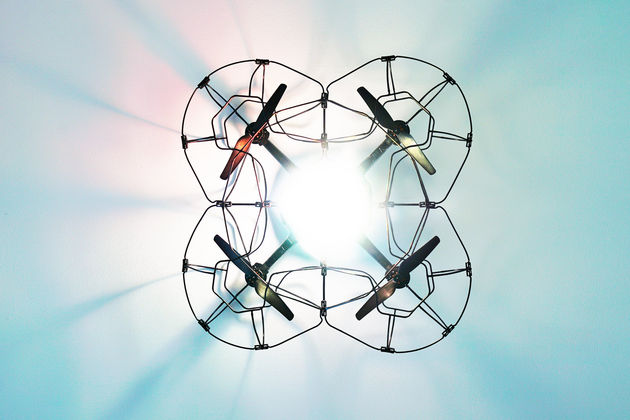 Πολύχρωμα αερόστατα στο Λεωνίδιο, drones με LED στο Μαϊάμι