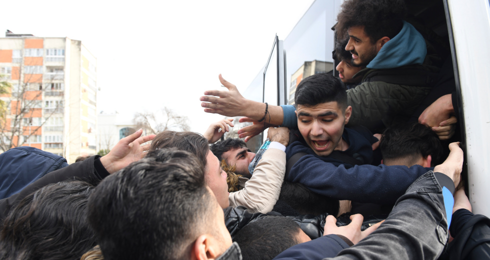 Μπαράζ απειλών και εμπόριο ελπίδας
