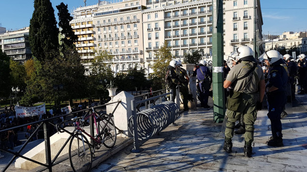 Μικροένταση στο Σύνταγμα σε παράλληλες συγκεντρώσεις