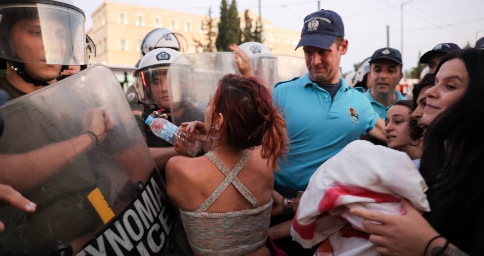Καταστολή και μια κυβέρνηση που δεν τολμά να αναφέρει τον όρο «γυναικοκτονία»