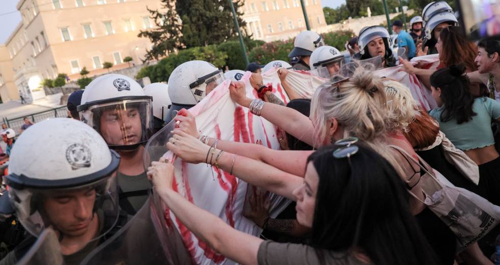 Καταστολή και μια κυβέρνηση που δεν τολμά να αναφέρει τον όρο «γυναικοκτονία»