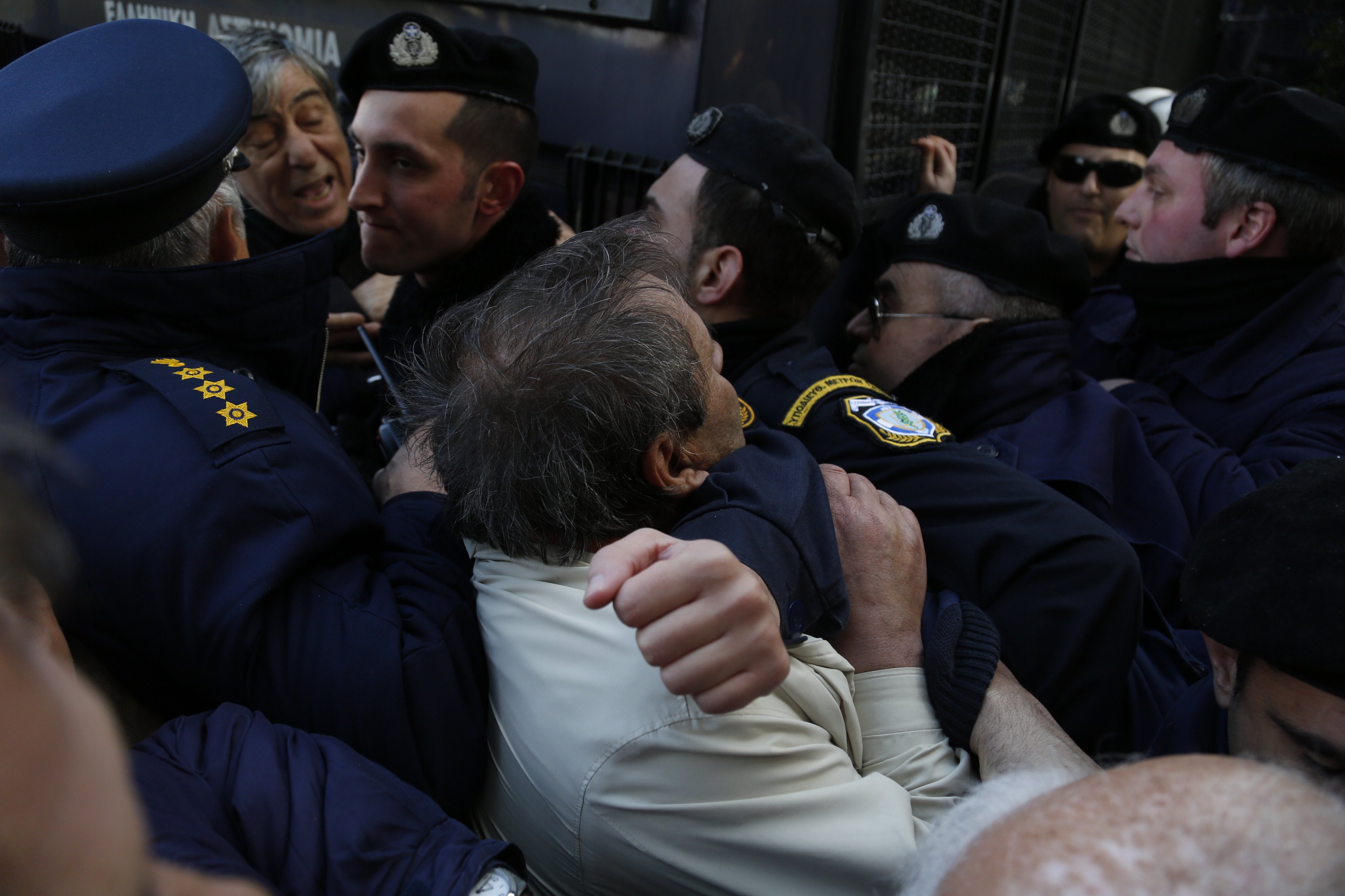 Ένταση μεταξύ συνταξιούχων και ΜΑΤ