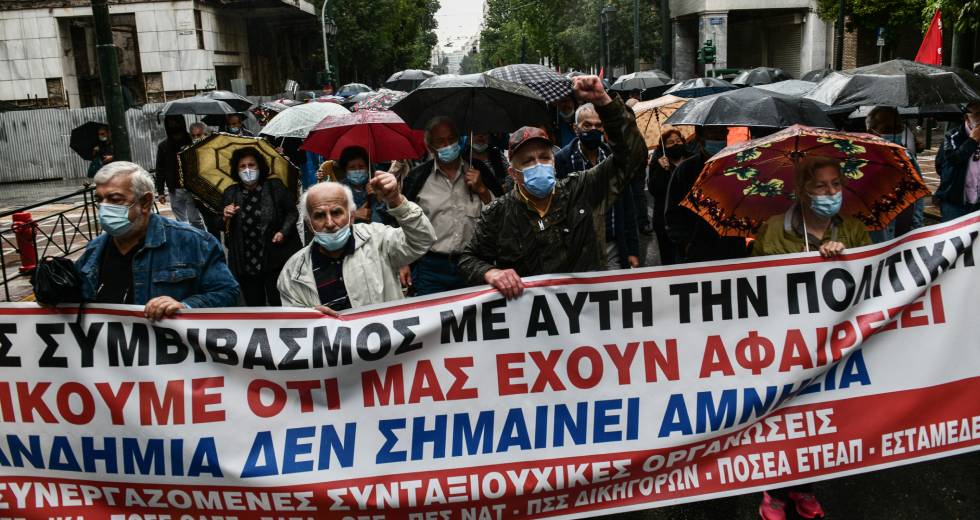 Βροντερό «όχι» από πλήθος συνταξιούχων στο Μαξίμου