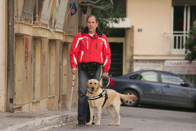 Απαγόρευσαν την είσοδο σκύλου τυφλών στο μετρό