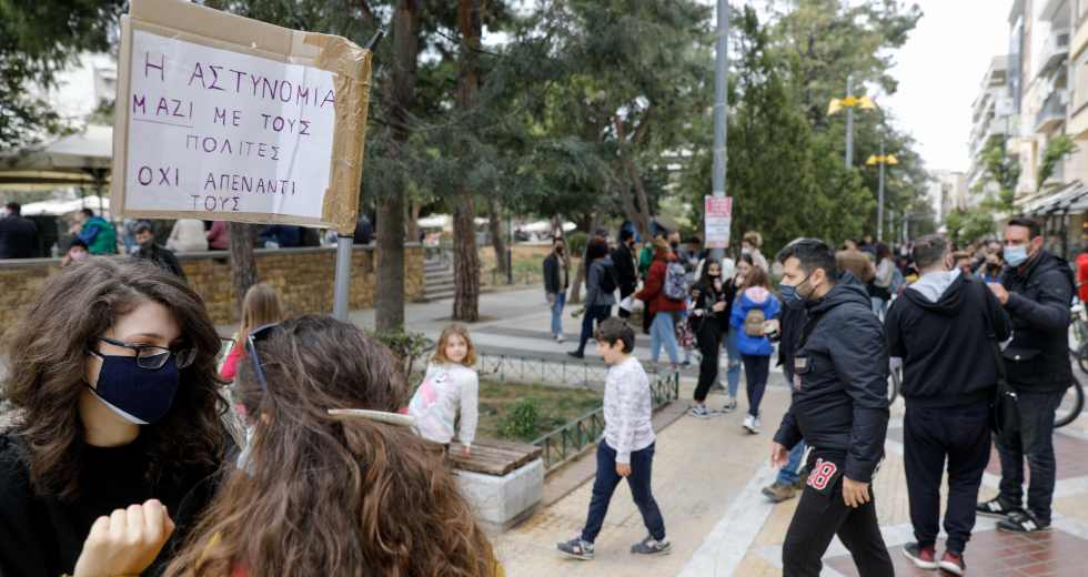 Οι γειτονιές γέμισαν ξανά χρώματα, φωνές και μουσική