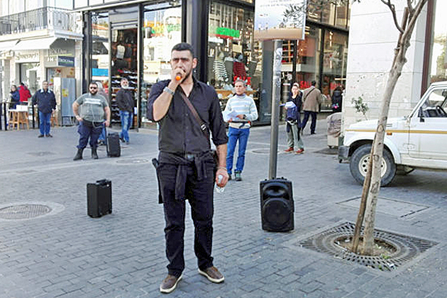 Επεισόδια στο Ηράκλειο, μύηση στην Ακρόπολη